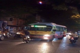 Thanh niên ung dung dựng xe chặn đầu xe buýt đi sai làn