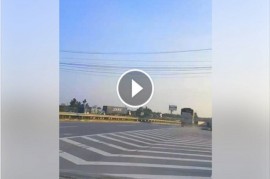 [Video] Xe tải thoát khỏi cuộc truy đuổi trên cao tốc một cách ngoạn mục