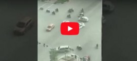 [VIDEO] Taxi bị đâm nát khi chặn đoàn xe của Donald Trump
