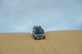 Kỹ năng lái xe tránh sa lầy trên đồi cát