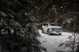 Toyota Land Cruiser LC300 vượt băng tuyết mạnh mẽ hơn với hãng độ Arctic Trucks