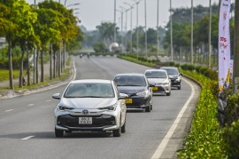 Toyota Việt Nam chơi lớn  giảm giá nhiều xe và sắp ra mắt xe bán tải Hilux bản mới