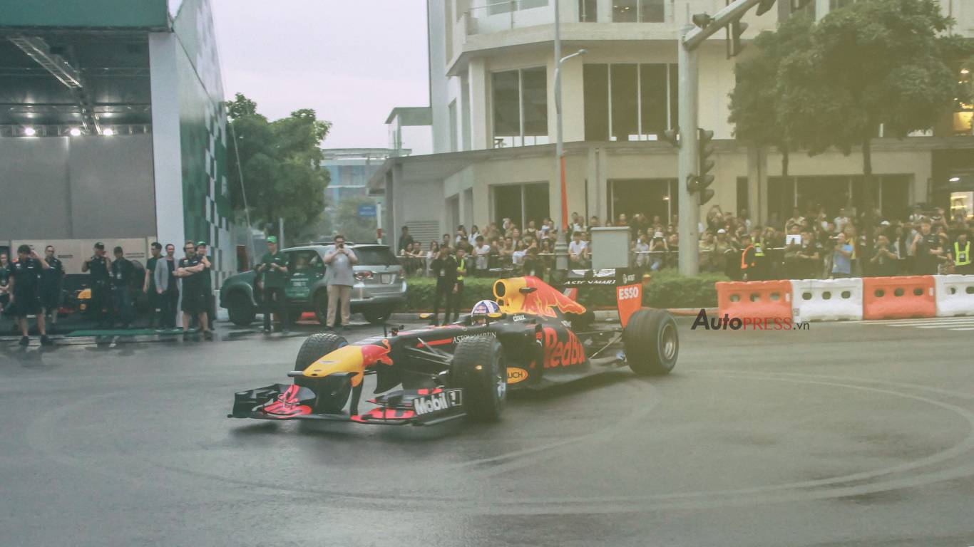 Những khoảnh khắc ấn tượng tại buổi biểu diễn đua xe F1 đầu tiên Việt Nam