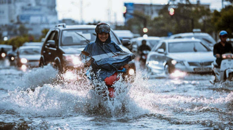 Những lưu ý khi đi xe máy qua đường ngập nước