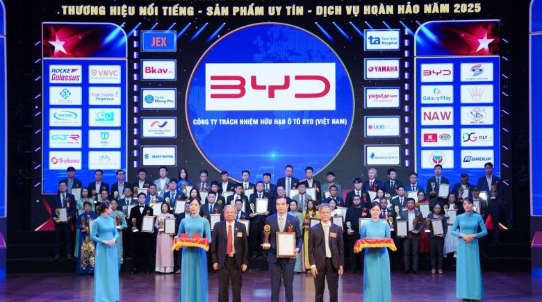 BYD Việt Nam đón nhận 2 giải thưởng danh giá: Top 10 thương hiệu nổi tiếng hàng đầu Việt Nam và top 10 dịch vụ hoàn hảo 2025