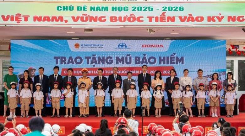 Honda Việt Nam lan tỏa văn hóa an toàn giao thông từ những chiếc mũ bảo hiểm cho học sinh lớp Một