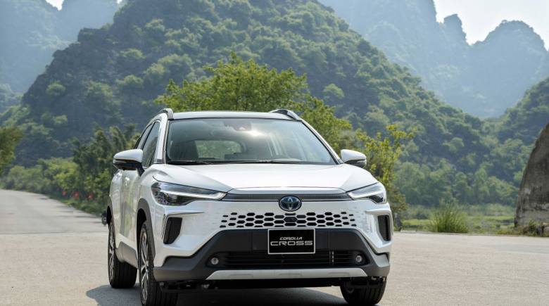 Toyota điều chỉnh giá bán lên đến 200 triệu đồng cho các mẫu xe hybrid