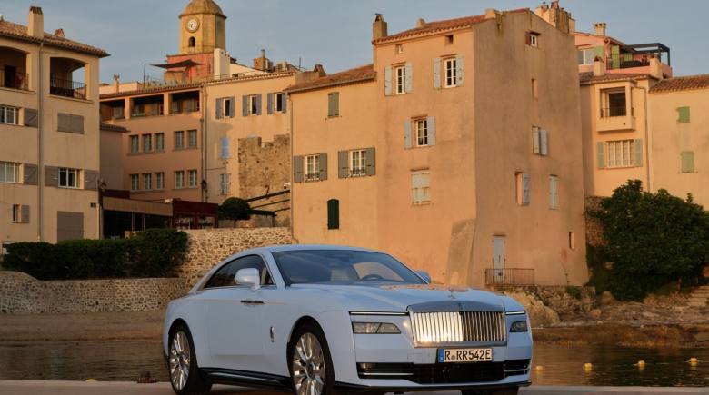 Rolls-Royce Spectre Series II phô diễn sức mạnh 670 mã lực giữa mùa hè Saint-Tropez