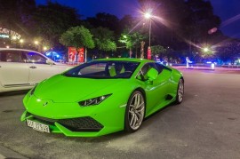 Lamborghini Huracan xanh lá khoe sắc trên phố