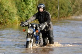 Làm gì để xe không bị chết máy khi qua vùng ngập nước?