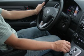 Dừng đèn đỏ với xe số tự động thế nào là đúng ?