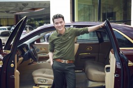 Đàm Vĩnh Hưng bên Rolls-Royce mạ vàng 40 tỷ 