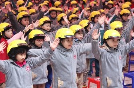 GM Việt Nam tặng 1.000 mũ bảo hiểm cho học sinh