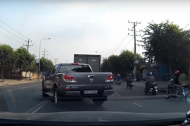 Video: Xe bán tải vượt như...làm xiếc