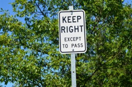 Biển báo Việt Nam nên có:Chạy bên phải, trừ lúc vượt