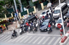Đi xe máy khiến người Việt yếu ớt