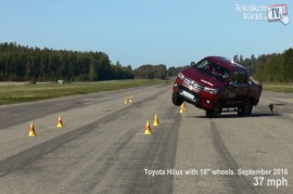 Toyota Hilux mới suýt lật trong bài thử tránh chướng ngại vật