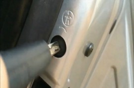 Khóa trẻ em cửa ôtô - không phải tài xế nào cũng biết