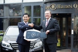 Mercedes-Benz bàn giao lô xe E-Class cho khách sạn Hilton Hà Nội Opera
