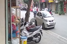 Mở cửa ôtô - Hiểm họa tài xế Việt cần tránh