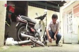 Người đàn ông ở Sài Gòn chế xe máy chạy bằng điện