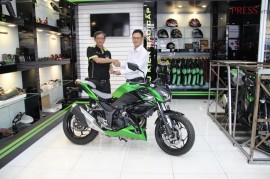 Quang Phương trao thường xe Kawasaki Z300 cho khách hàng may mắn