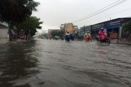 T.P Hồ Chí Minh mưa tầm tã sáng nay, người người khốn khổ