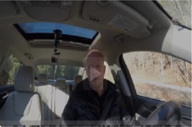 Chuyện gì xảy ra nếu bấm nút khởi động khi xe đang chạy?