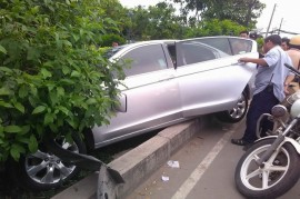 Ô tô tông hàng loạt xe máy, nhiều người bị thương