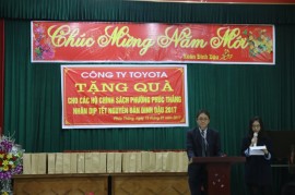 Toyota Việt Nam trao tặng quà Tết cho các gia đình chính sách và hội người cao tuổi tại Vĩnh Phúc