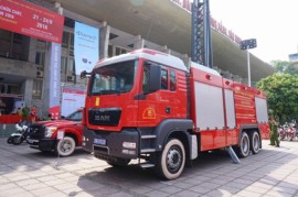 Ra mắt xe chữa cháy \'khủng\' của Cảnh sát PCCC Hà Nội