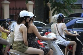 Đi xe máy không gương - lỗi chính hay lỗi phụ?