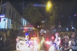 [Video] Xe máy va chạm với xe hơi, 2 tài xế đánh nhau to ở trên đường