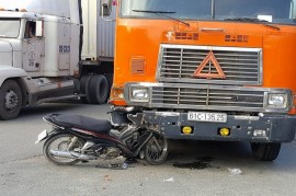 5 lời khuyên xương máu của tài container với người đi xe máy ở Việt Nam