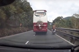 [VIDEO] Vượt ẩu - Xe máy thoát chết trong gang tất