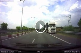 [VIDEO] Xe tải chạy ngược chiều trên cao tốc, gây nguy hiểm cho nhiều xe khác 