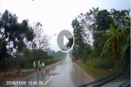 [VIDEO]: Xe tải đi nhanh trên đường ướt và lao xuống ruộng