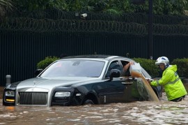 Những cách cứu xe ôtô khi bị ngập nước