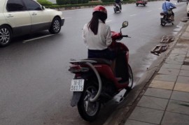 Chế ống xả xe máy cho mùa mưa khi ngập lụt tại Hà Nội