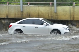 Ôtô sang tại Sài Gòn lội nước sau cơn mưa