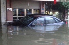 Hàng loạt xe ôtô bị ngập nước sau cơn mưa lớn tại Hà Nội