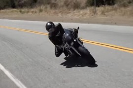 Tay lái môtô chỉ có một cánh tay