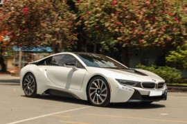 BMW i8 chói lóa dưới ánh nắng Sài Gòn