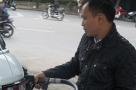 Hà Nội thí điểm mô hình tự bơm xăng cho xe
