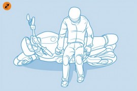 Cách dựng xe môtô bị ngã đúng cách tránh bị chấn thương