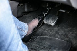 Để tránh đạp nhầm chân ga và chân thắng ôtô