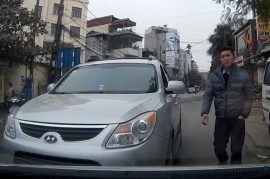 Video: Chạy xe ô tô lấn làn còn xuống ...gây sự