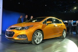 Chevrolet Cruze Hatchback 2017 chốt giá từ 22.190 USD