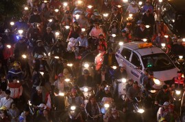 Quy định bật đèn pha ôtô trên thế giới có giống Việt Nam?