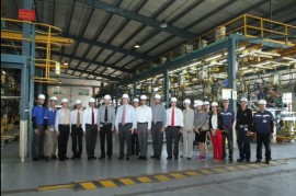 Đại sứ Hoa Kỳ thăm nhà máy GM Việt Nam và làm từ thiện